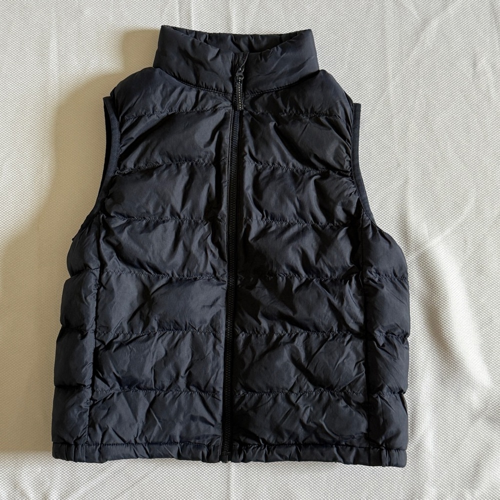 UNIQLO Kids Black Puffer Vest – Size 7/8 (140cm)